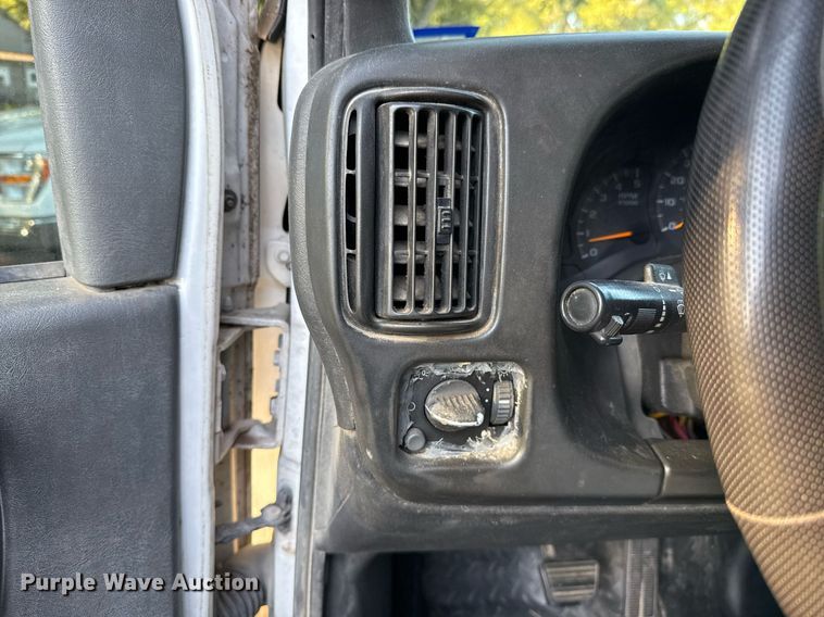 image for item DO2559 2005 Chevrolet  C4500 flatbed truck