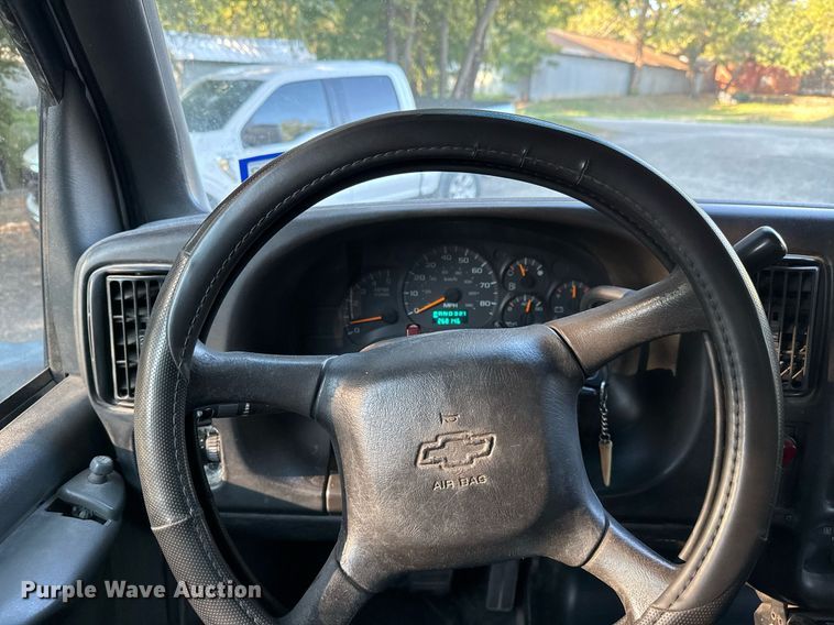 image for item DO2559 2005 Chevrolet  C4500 flatbed truck