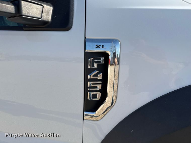 image for item DO2565 2017 Ford F450 Super Duty XL truck cab and chassis