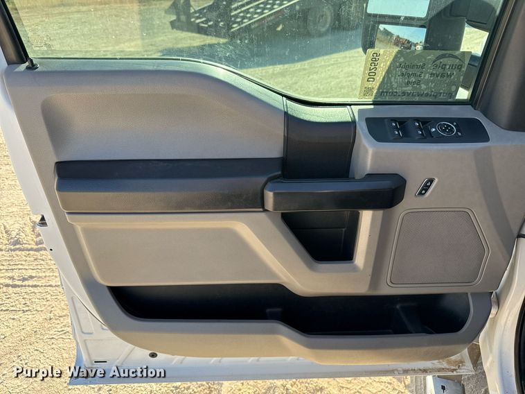 image for item DO2565 2017 Ford F450 Super Duty XL truck cab and chassis