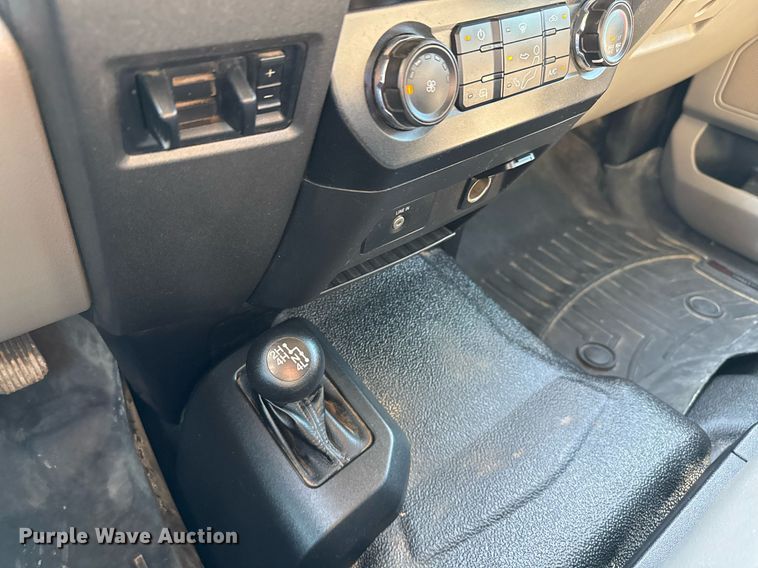 image for item DO2565 2017 Ford F450 Super Duty XL truck cab and chassis