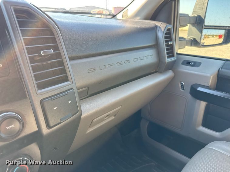 image for item DO2565 2017 Ford F450 Super Duty XL truck cab and chassis