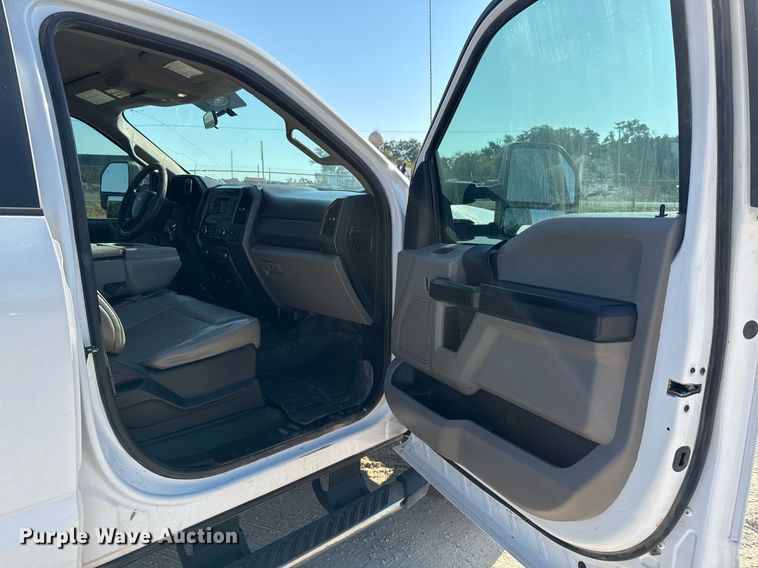 image for item DO2565 2017 Ford F450 Super Duty XL truck cab and chassis