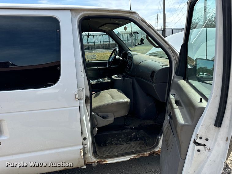 image for item DV5916 2001 Ford  E150 delivery van