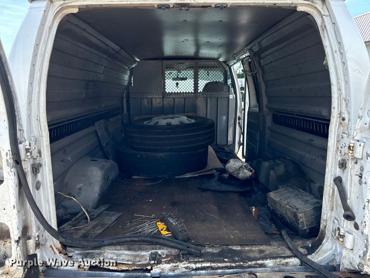 image for item DV5916 2001 Ford  E150 delivery van