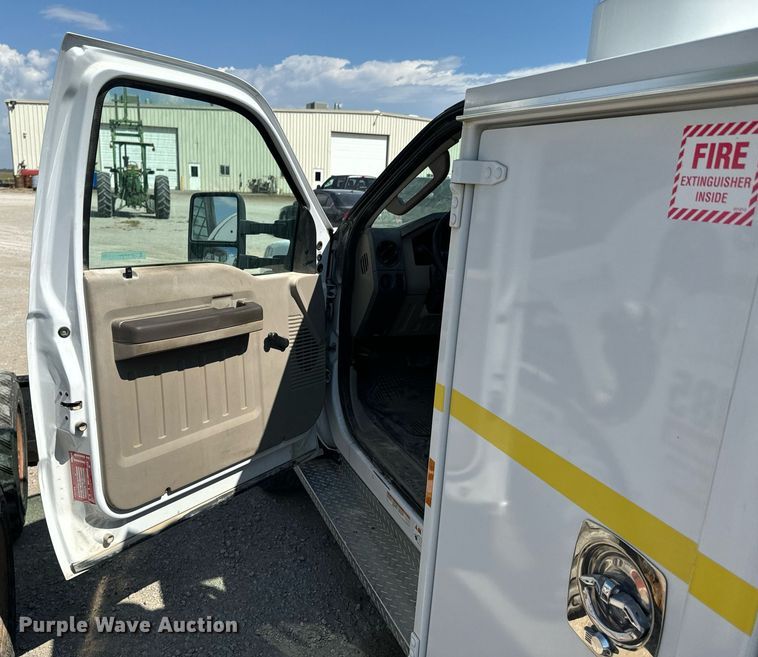 image for item DX1323 2010 Ford F550 utility / service truck