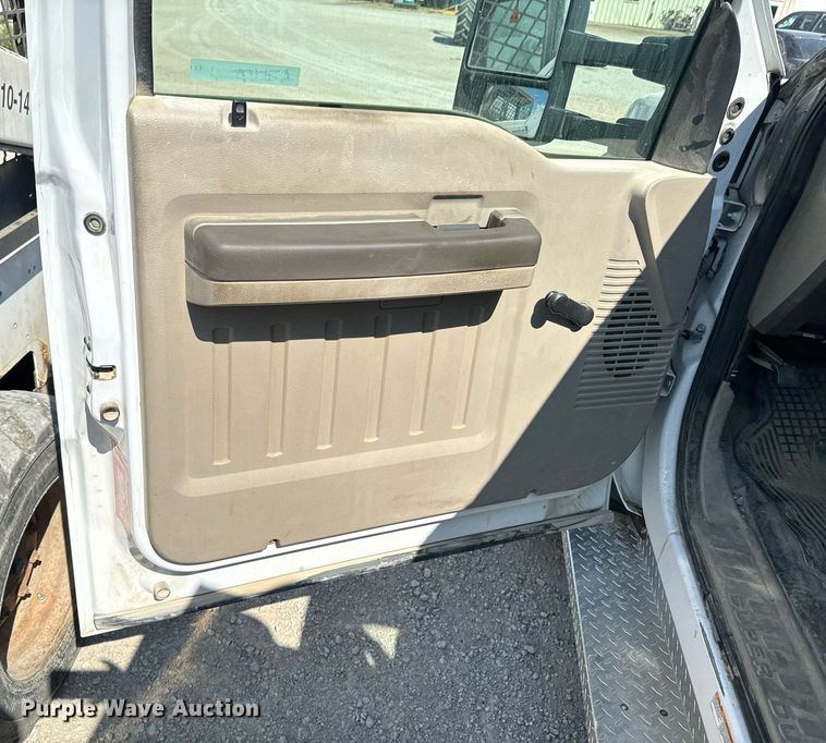 image for item DX1323 2010 Ford F550 utility / service truck