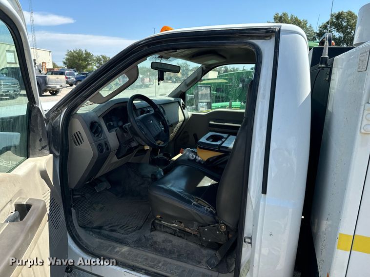image for item DX1323 2010 Ford F550 utility / service truck