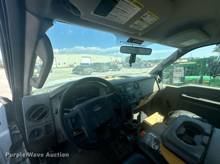 image for item DX1323 2010 Ford F550 utility / service truck