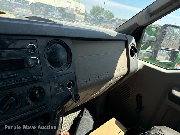 image for item DX1323 2010 Ford F550 utility / service truck