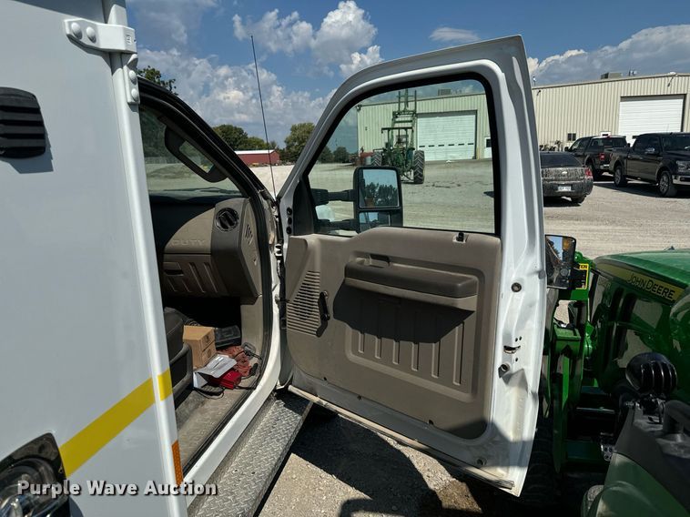 image for item DX1323 2010 Ford F550 utility / service truck