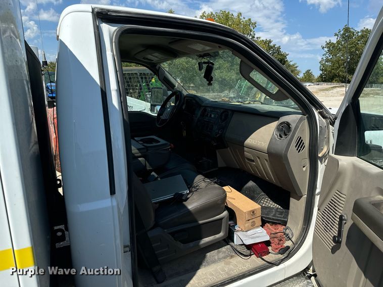image for item DX1323 2010 Ford F550 utility / service truck