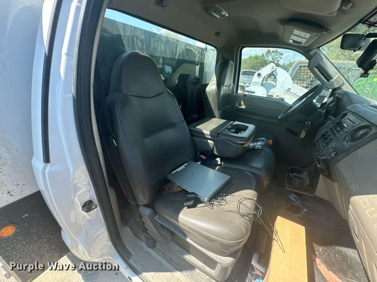 image for item DX1323 2010 Ford F550 utility / service truck