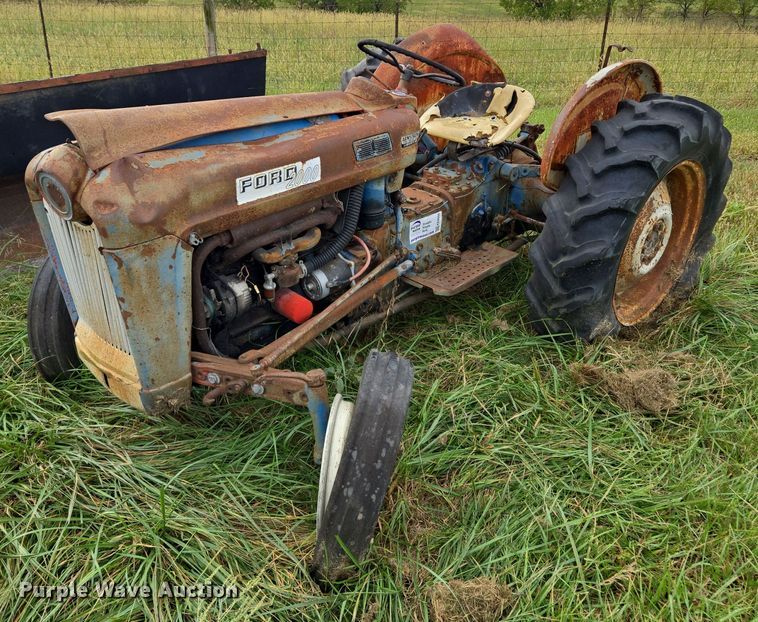 image for item EE8550 Ford  2000 tractor