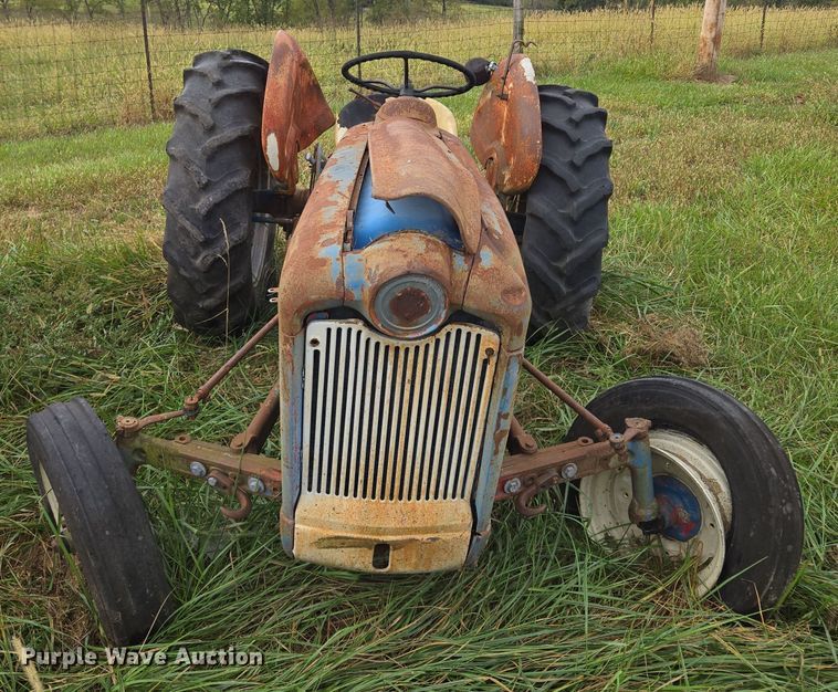 image for item EE8550 Ford  2000 tractor