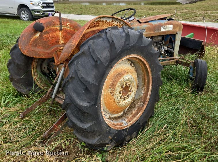 image for item EE8550 Ford  2000 tractor