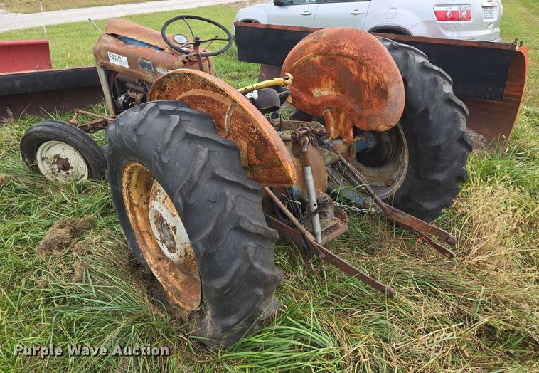 image for item EE8550 Ford  2000 tractor