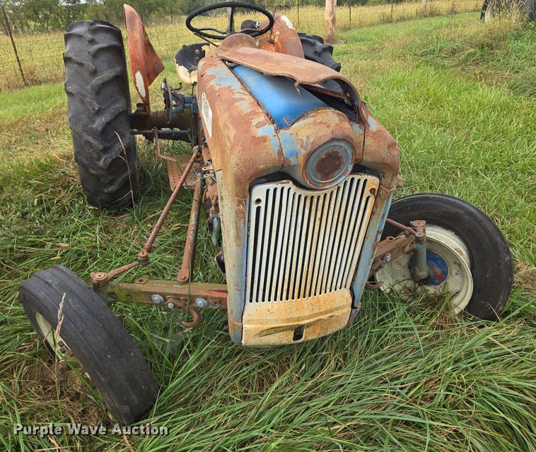 image for item EE8550 Ford  2000 tractor