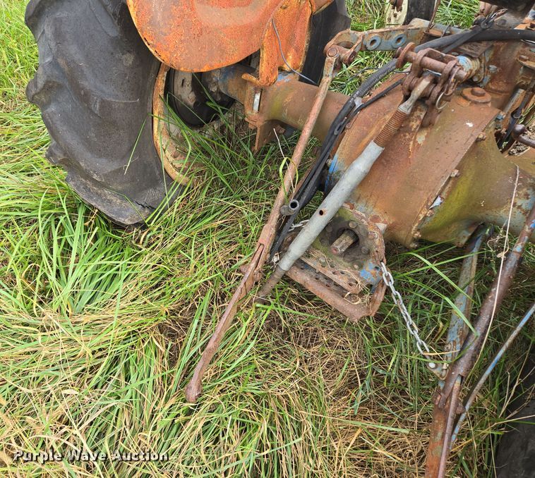 image for item EE8550 Ford  2000 tractor