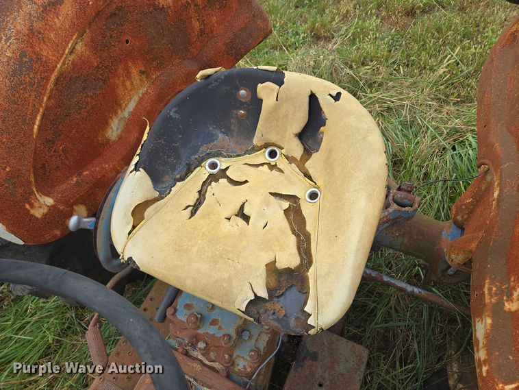 image for item EE8550 Ford  2000 tractor