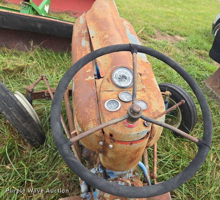 image for item EE8550 Ford  2000 tractor