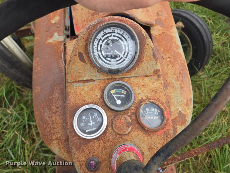 image for item EE8550 Ford  2000 tractor