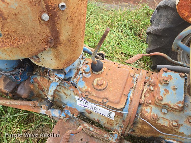 image for item EE8550 Ford  2000 tractor