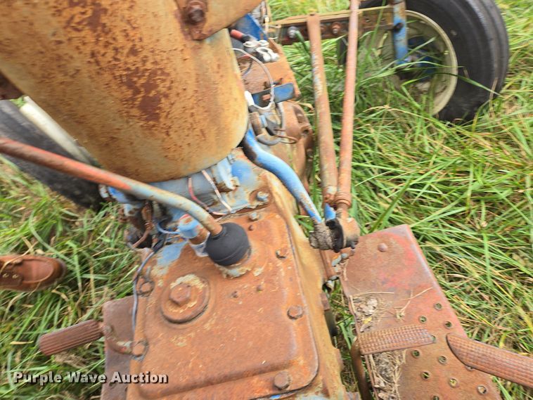 image for item EE8550 Ford  2000 tractor
