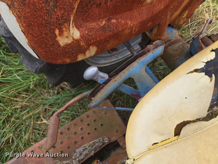 image for item EE8550 Ford  2000 tractor