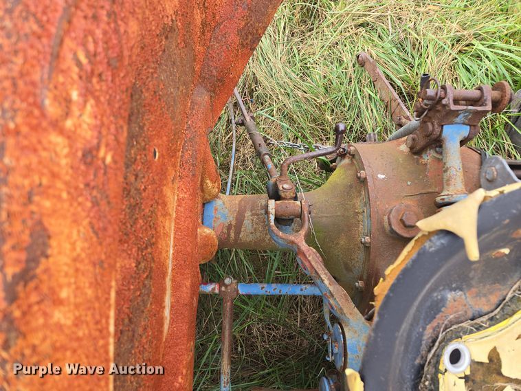 image for item EE8550 Ford  2000 tractor