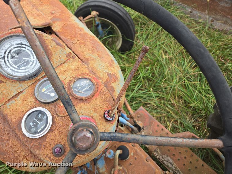 image for item EE8550 Ford  2000 tractor