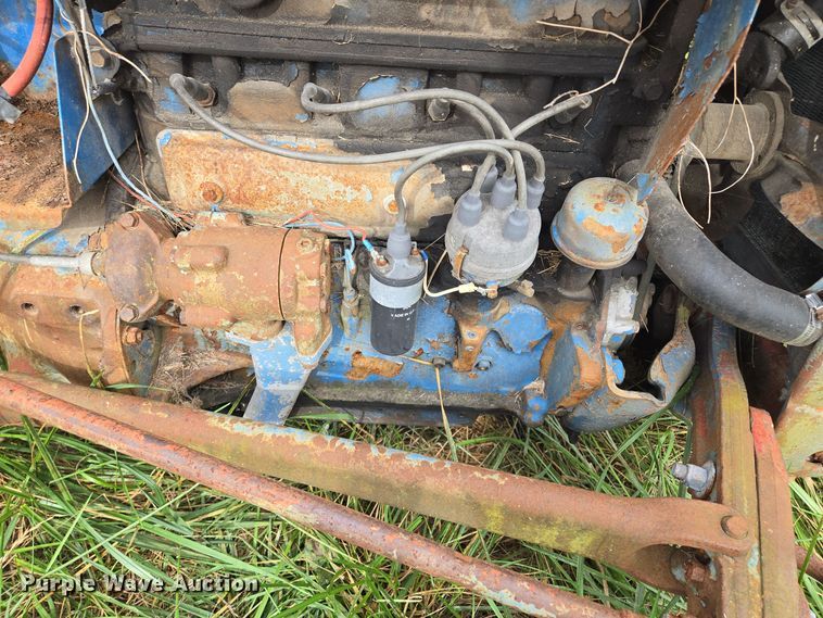 image for item EE8550 Ford  2000 tractor
