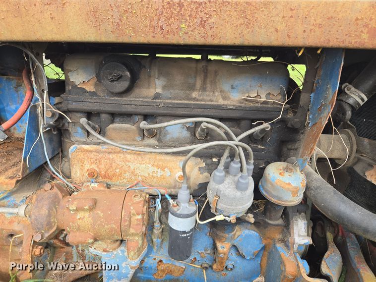 image for item EE8550 Ford  2000 tractor