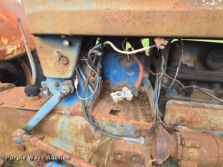 image for item EE8550 Ford  2000 tractor