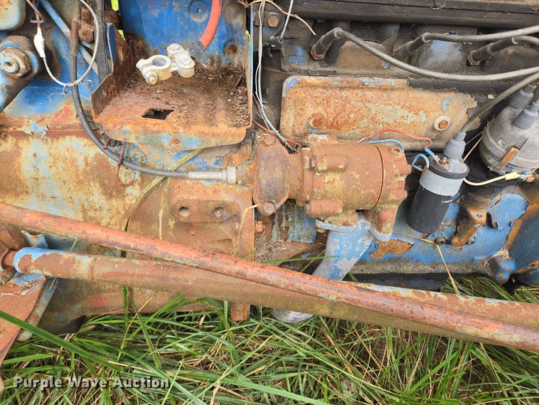 image for item EE8550 Ford  2000 tractor