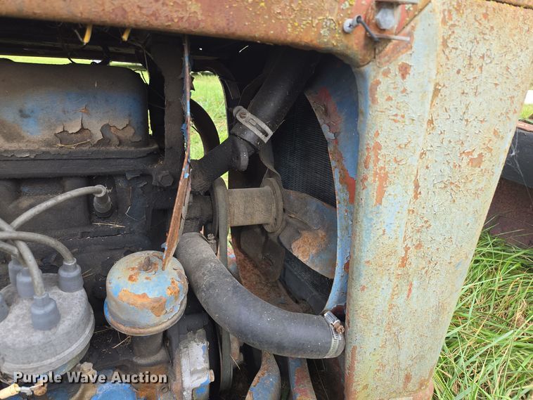 image for item EE8550 Ford  2000 tractor