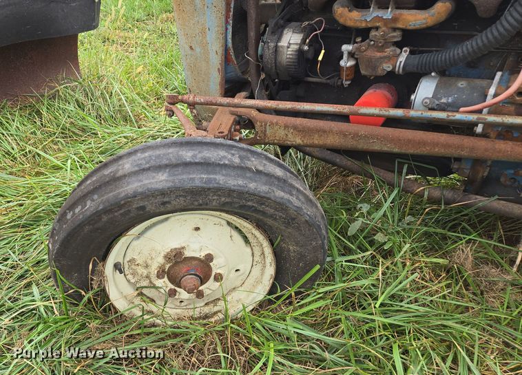 image for item EE8550 Ford  2000 tractor