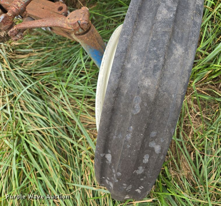 image for item EE8550 Ford  2000 tractor