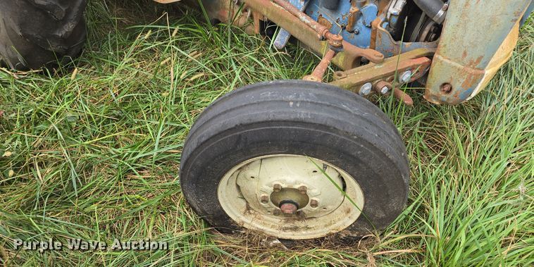 image for item EE8550 Ford  2000 tractor