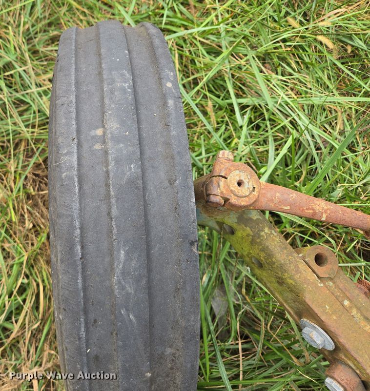 image for item EE8550 Ford  2000 tractor