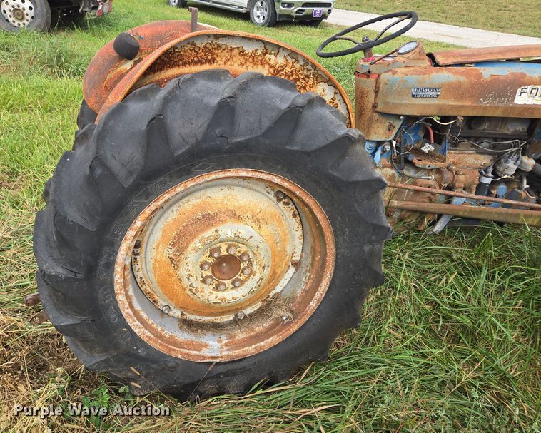 image for item EE8550 Ford  2000 tractor