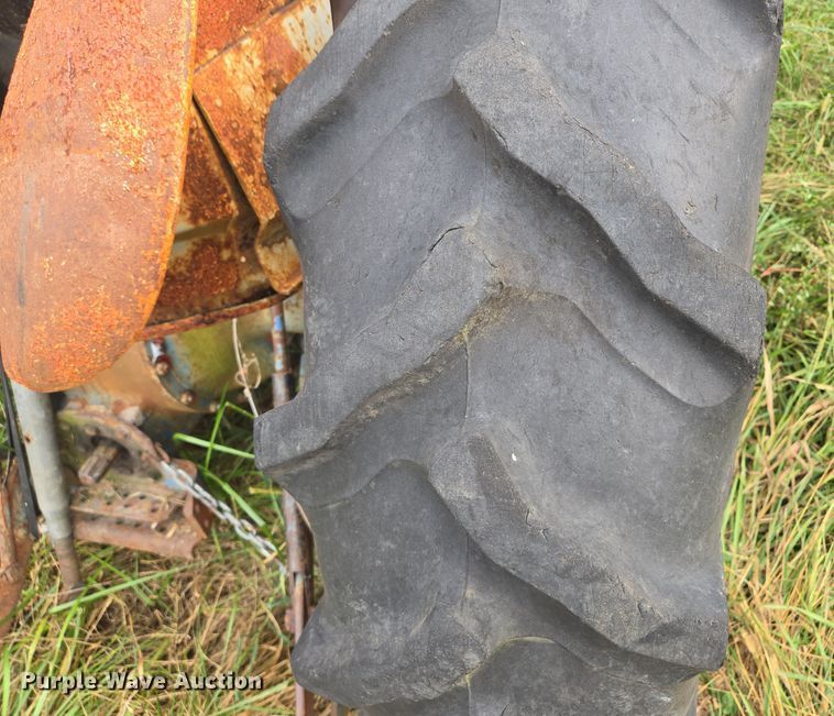 image for item EE8550 Ford  2000 tractor