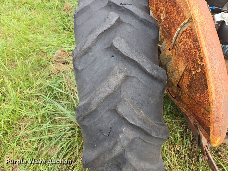 image for item EE8550 Ford  2000 tractor