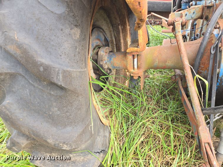 image for item EE8550 Ford  2000 tractor