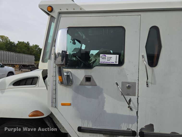 image for item EE8552 2005 International  4300  armored truck 