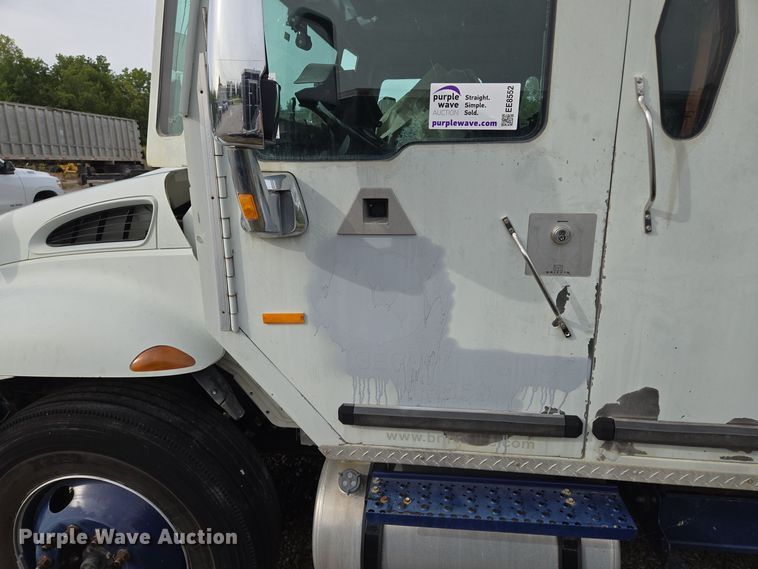 image for item EE8552 2005 International  4300  armored truck 