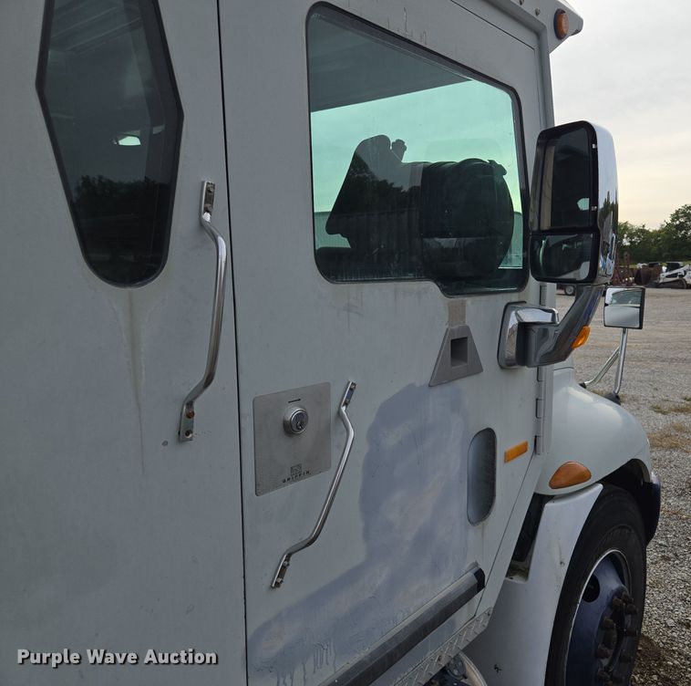 image for item EE8552 2005 International  4300  armored truck 