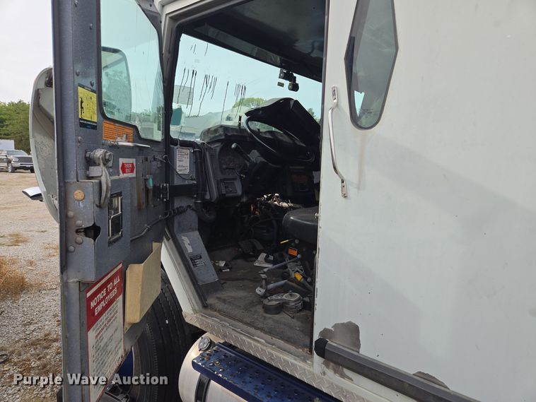 image for item EE8552 2005 International  4300  armored truck 