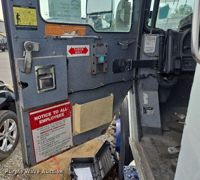 image for item EE8552 2005 International  4300  armored truck 