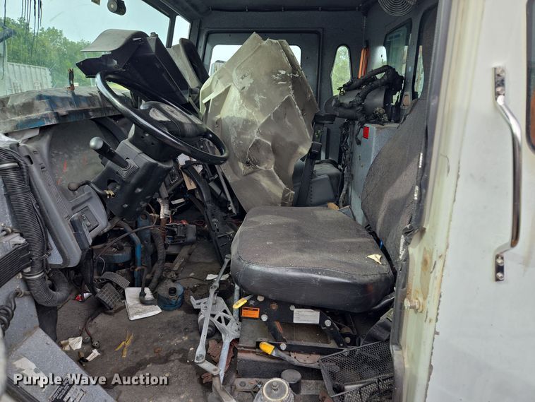 image for item EE8552 2005 International  4300  armored truck 